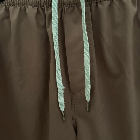 Vuori Men’s Course Run Shorts in Terracotta Dusty Red Drawstring - Picture 10 of 14